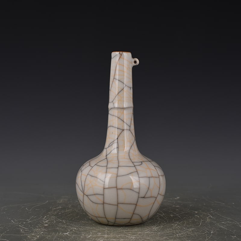 An Exquisite Chinese Ge Kiln Bile Vase: Size: Height 18 cm - Widthh 8 cm Materials: Porcelain Dynasty: Ming dynasty Attribution: chenghua Object: vase