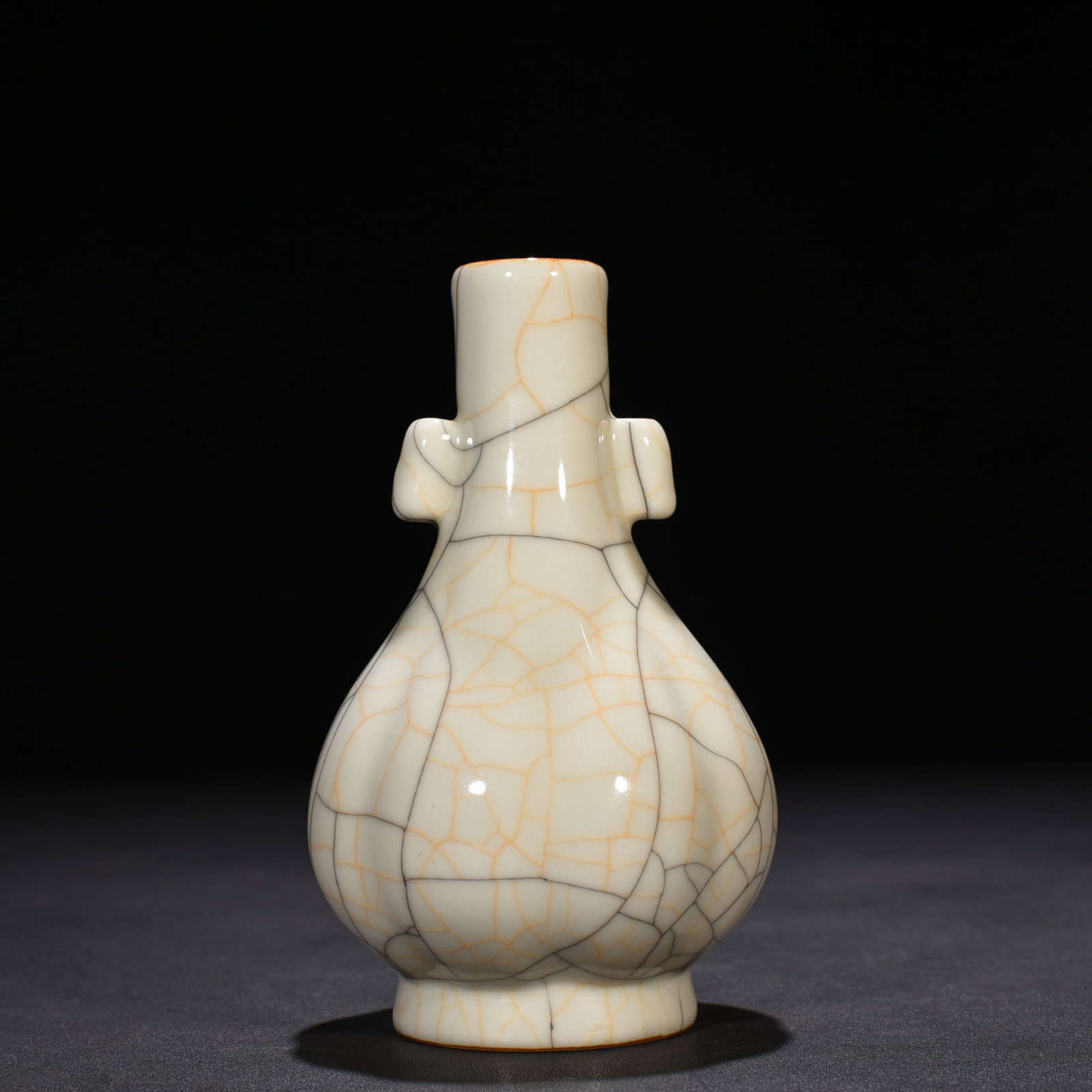 An Exquisite Chinese Ge Kiln Guaner vase: Size: Height 16 cm - Widthh 9.5 cm Materials: Porcelain Dynasty: Ming dynasty Attribution: chenghua Object: vase