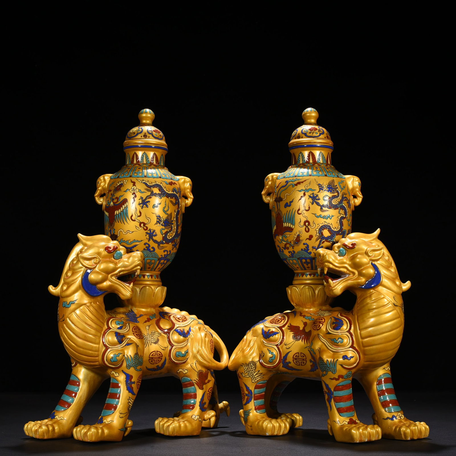 An Exquisite Chinese auspiciousAnimal Qilin statue: Size: Height 47 cm - Widthh 28 cm Materials: Porcelain Dynasty: Ming dynasty Attribution: chenghua Object: statue