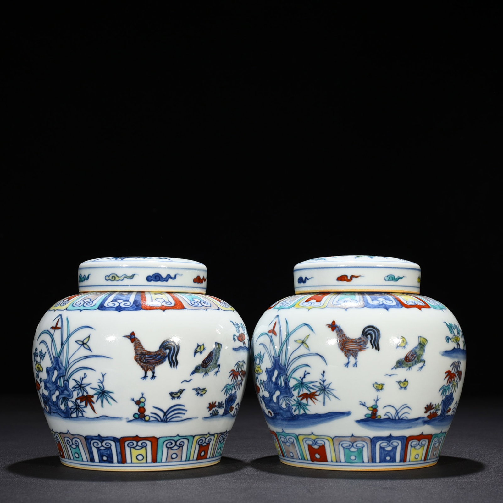 An Exquisite Chinese Doucai jar: Size: Height 14 cm - Widthh 14 cm Materials: Porcelain Dynasty: Ming dynasty Attribution: chenghua Object: jar