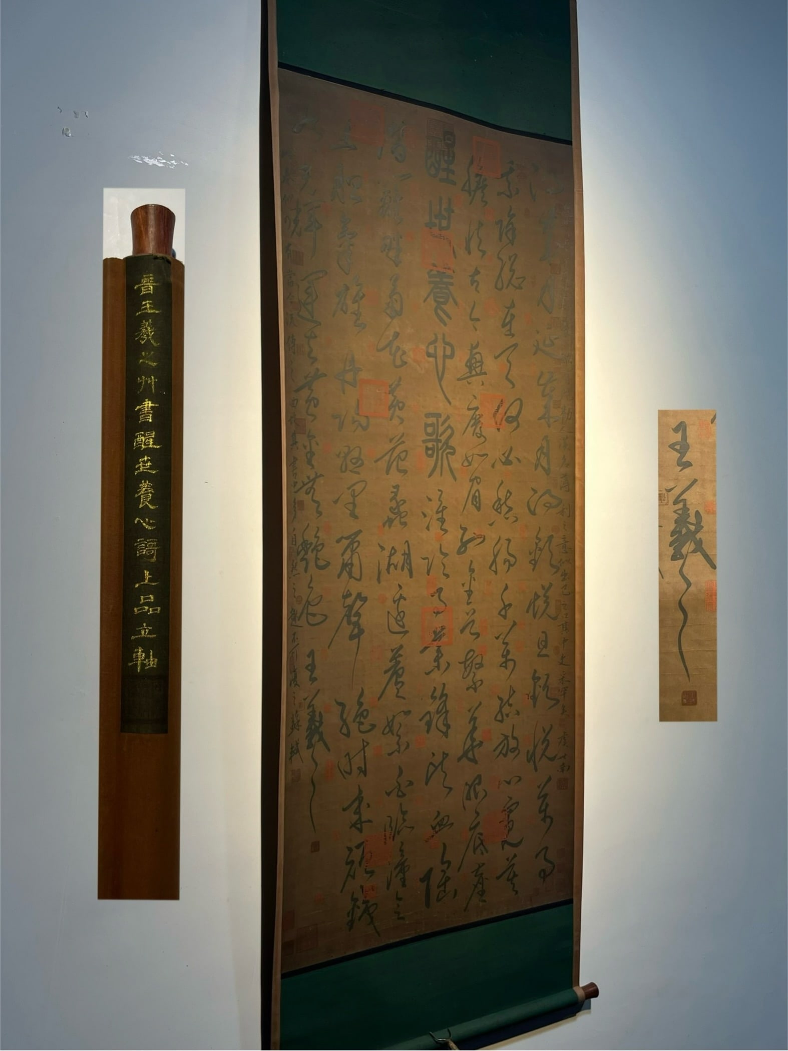 Chinese scroll painting Wang Xizhi: Size: Height 178 cm - Width 78 cm Materials: Silk and Paper Dynasty: Jin Dynasty Inscription: Wang Xizhi Object: Scroll Wang Xizhi's exquisite hand drawn small eight foot calligraphy of _Nourishing th