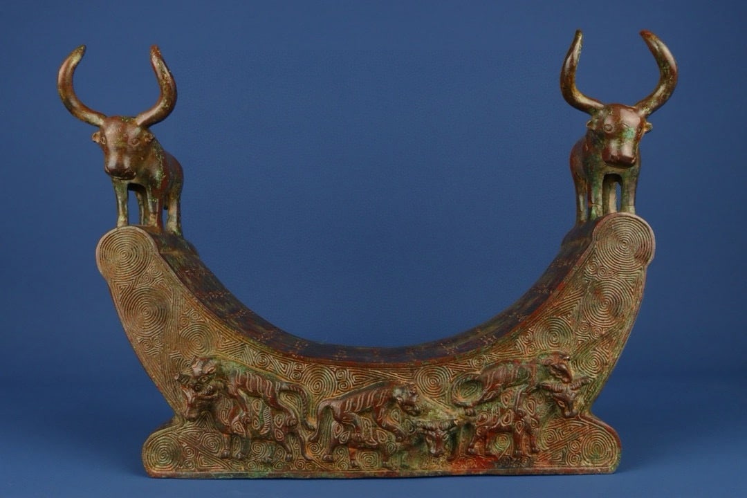An Exquisite Chinese Bronze Double Ox Pillow: Size: Height 29 cm - Width 38 cm Materials: Bronze Dynasty: zhou dynasty Attribution: 700-BC Object: Chinese Antiques