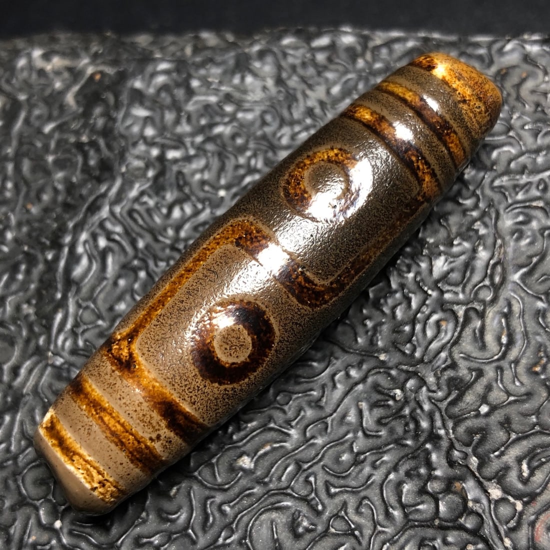 Chinese Natural Agate DZI Beads: Size: Width 5.6 cm - Height 1.5 cm Materials: Agate Dynasty: Qing dynasty Attribution: Qianlong Period Object: DZI Bead