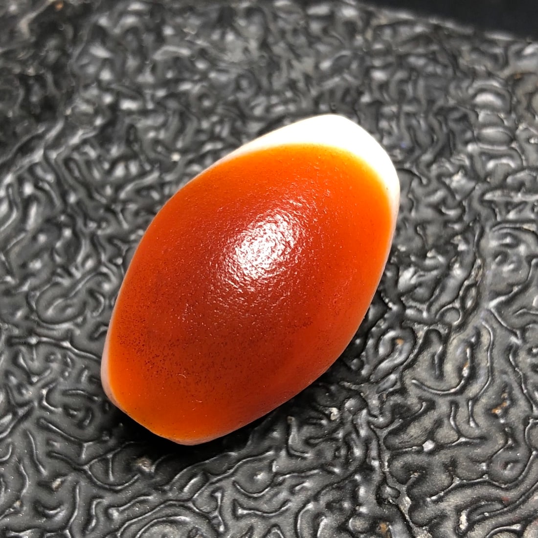 Chinese Natural Agate DZI Beads: Size: Width 2.9 cm - Height 1.9 cm Materials: Agate Dynasty: Qing dynasty Attribution: Qianlong Period Object: DZI Bead