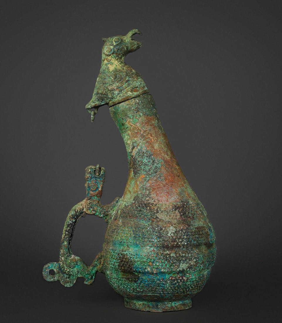 An Exquisite Chinese Bronze Bird Head Pot: Size: Height 42 cm - Width 26 cm Materials: Bronze Dynasty: zhou dynasty Attribution: 700-BC Object: Chinese Antiques