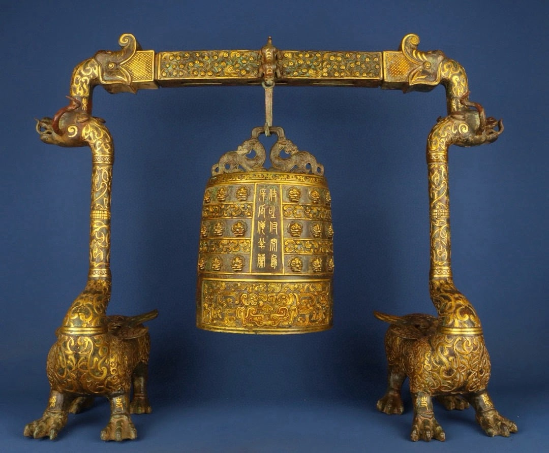 An Exquisite Chinese Bronze and gold double dragon wall clock: Size: Height 64 cm - Width 78 cm Materials: Bronze Dynasty: zhou dynasty Attribution: 700-BC Object: Chinese Antiques
