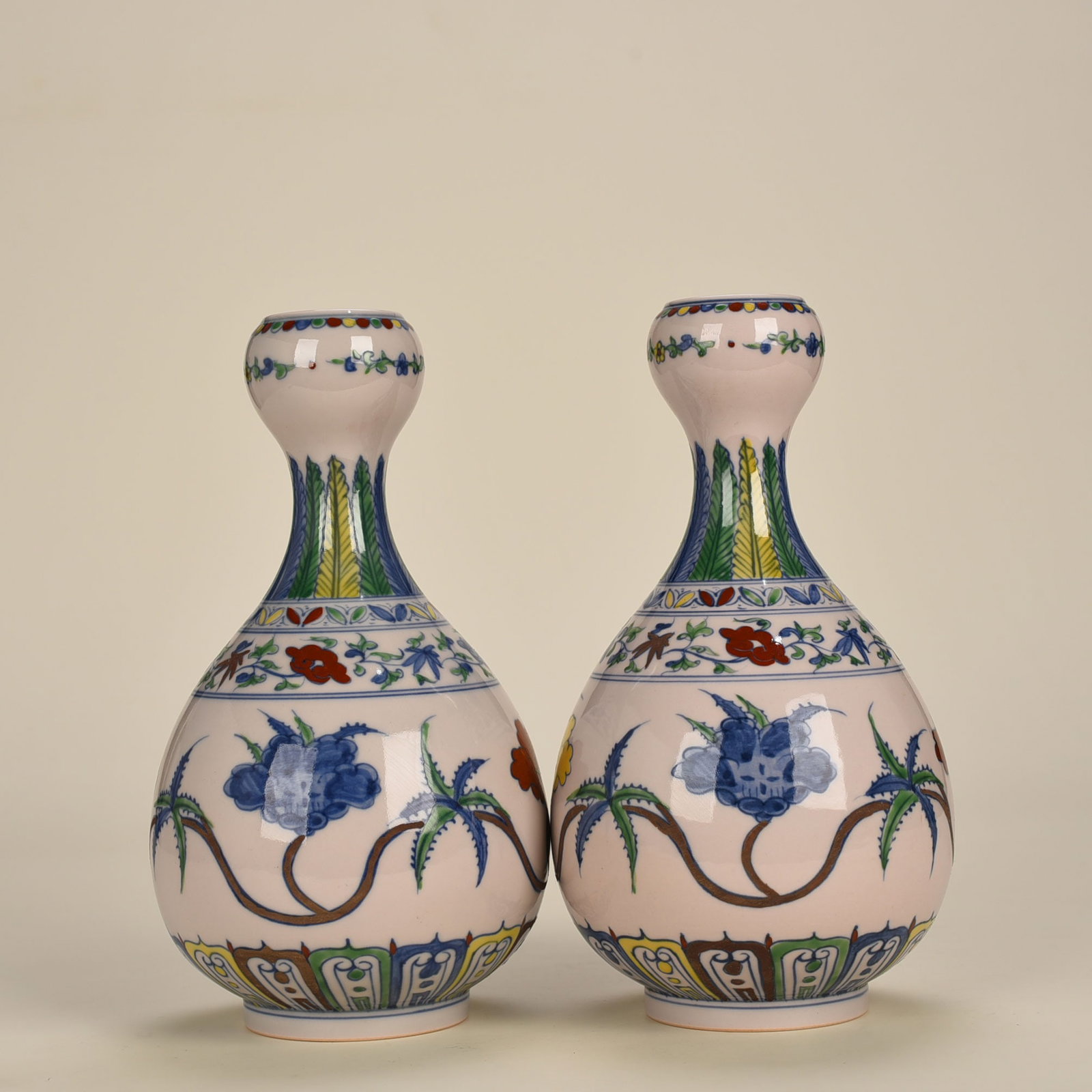 An Exquisite Chinese Doucai garlic vase: Size: Height 24 cm - Widthh 11 cm Materials: Porcelain Dynasty: Ming dynasty Attribution: chenghua Object: vase