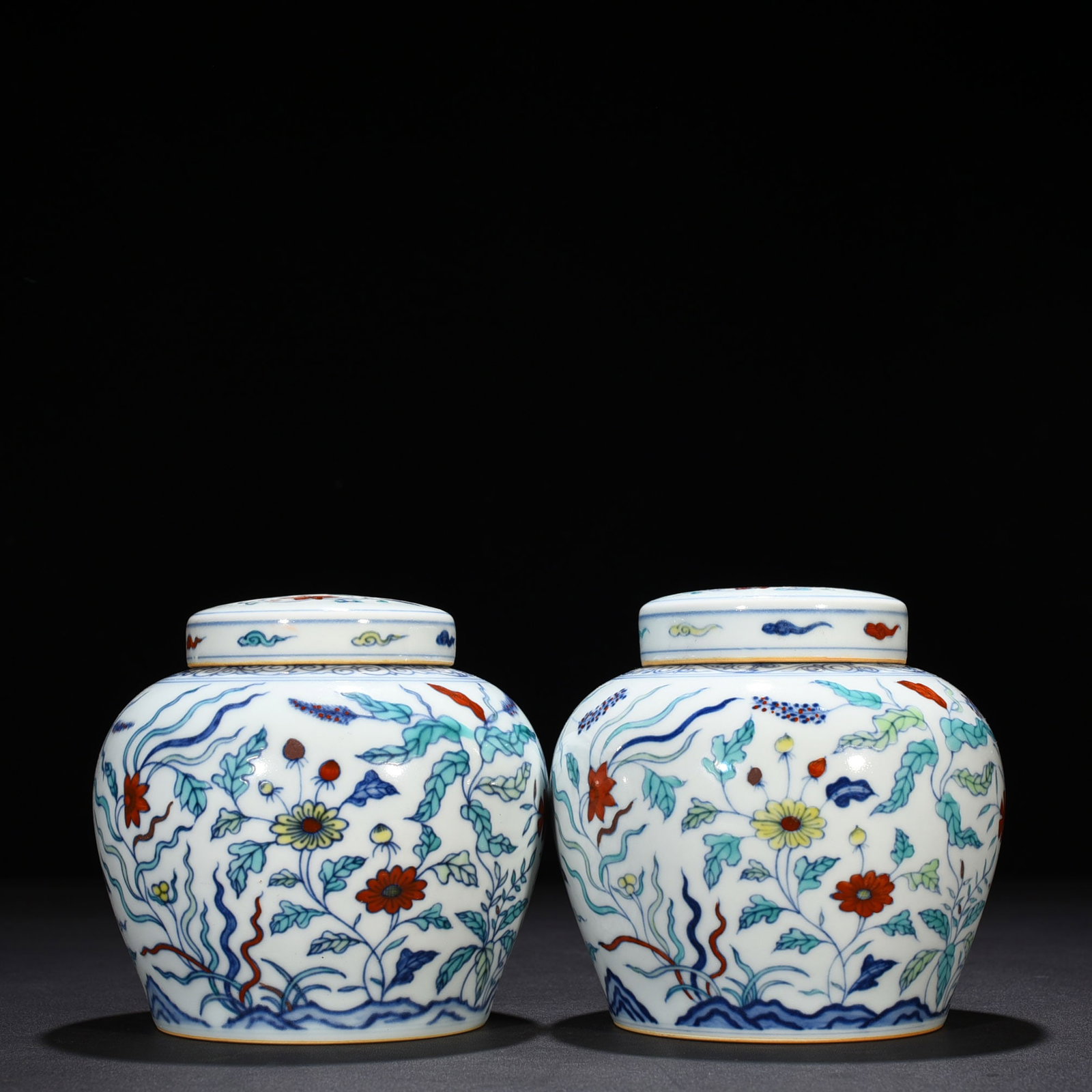 An Exquisite Chinese Doucai jar: Size: Height 13 cm - Widthh 14 cm Materials: Porcelain Dynasty: Ming dynasty Attribution: chenghua Object: jar