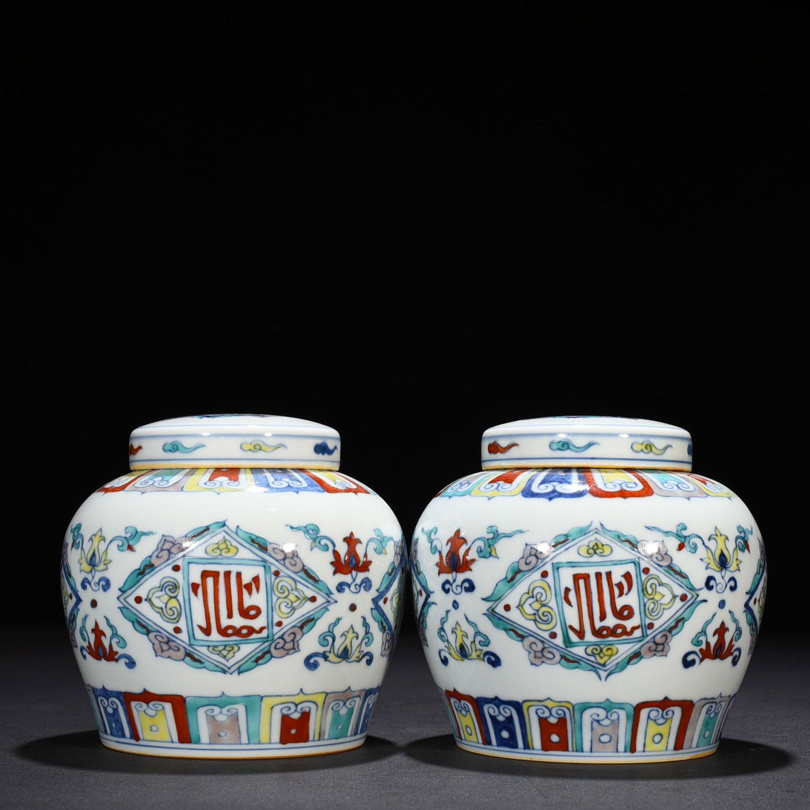An Exquisite Chinese Doucai floral Arabic jar (1 of 8)
