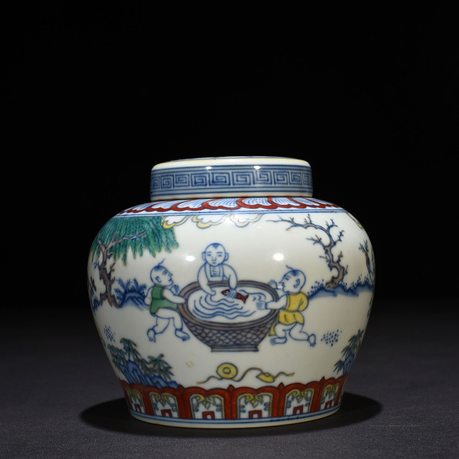 An Exquisite Chinese Doucai lid jar: Size: Height 12 cm - Widthh 13 cm Materials: Porcelain Dynasty: Ming dynasty Attribution: chenghua Object: jar