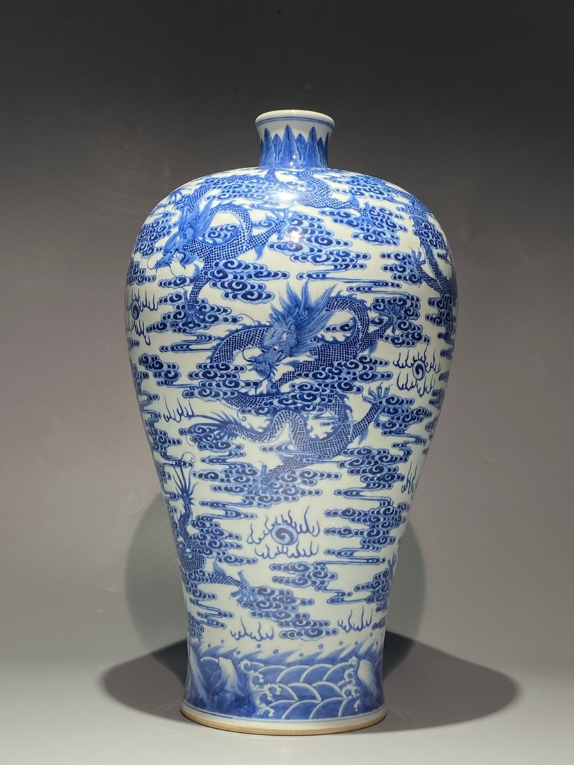An Exquisite Chinese blue and white cloud and dragon pattern Porcelain vase (1 of 8)