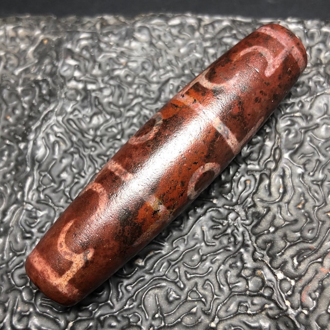 Chinese Natural Agate DZI Beads: Size: Width 5.8 cm - Height 1.5 cm Materials: Agate Dynasty: Qing dynasty Attribution: Qianlong Period Object: DZI Beads