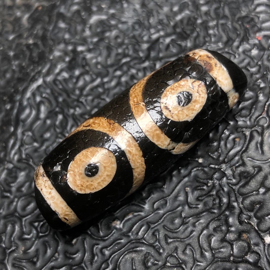 Chinese Natural Agate DZI Beads: Size: Width 3.8 cm - Height 1.4 cm Materials: Agate Dynasty: Qing dynasty Attribution: Qianlong Period Object: DZI Beads
