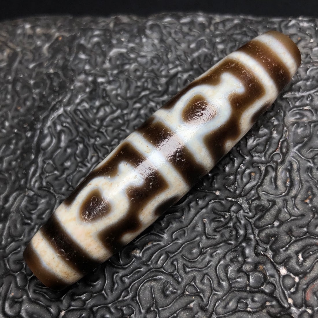 Chinese Natural Agate DZI Beads: Size: Width 5.6 cm - Height 1.4 cm Materials: Agate Dynasty: Qing dynasty Attribution: Qianlong Period Object: DZI Beads
