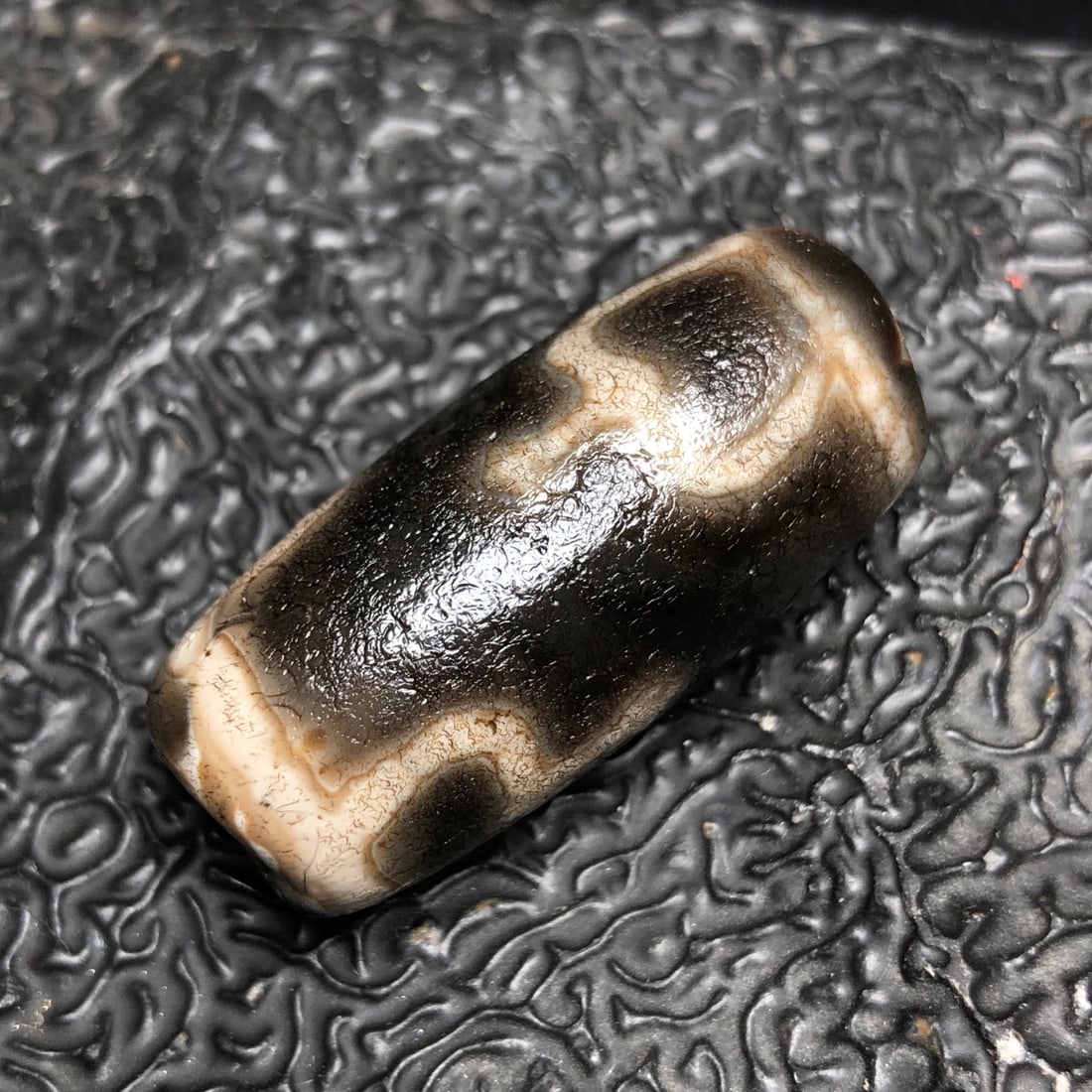 Chinese Natural Agate DZI Beads: Size: Width 3.5 cm - Height 1.6 cm Materials: Agate Dynasty: Qing dynasty Attribution: Qianlong Period Object: DZI Beads
