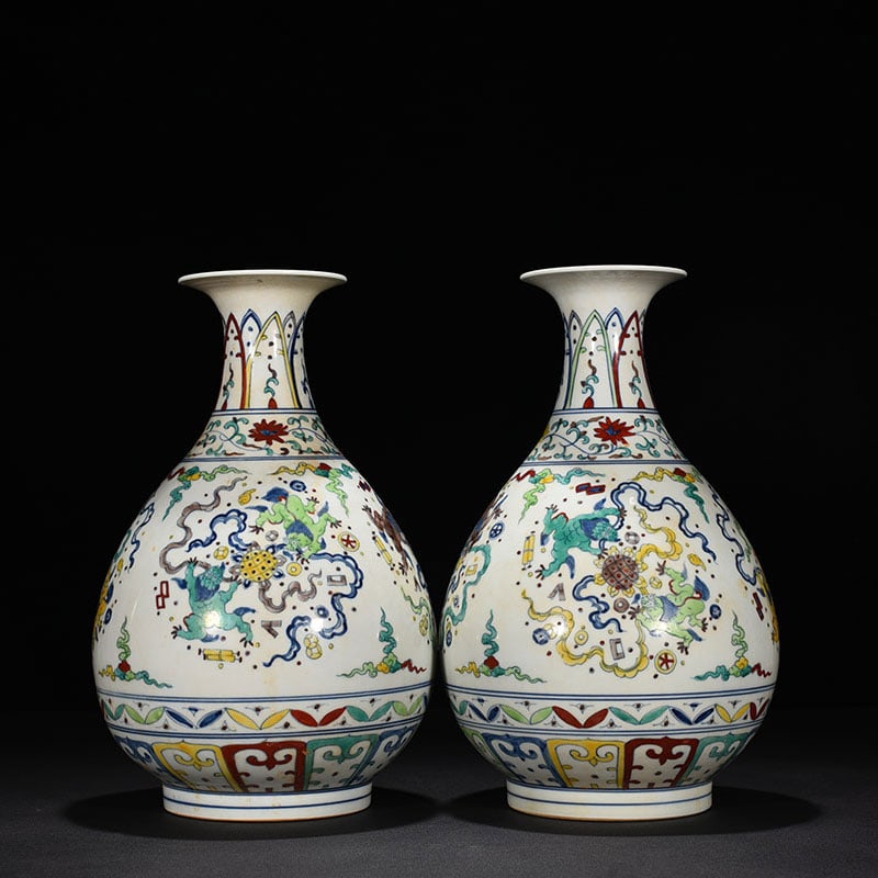 An Exquisite Chinese jade pot spring vase: Size: Height 34 cm - Widthh 20 cm Materials: Porcelain Dynasty: Ming dynasty Attribution: chenghua Object: vase