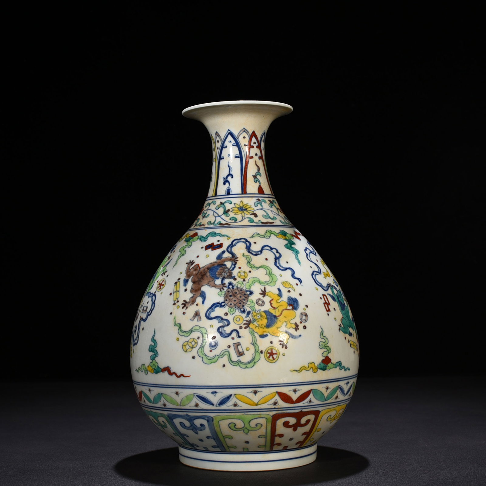 An Exquisite Chinese doucai jade pot spring vase: Size: Height 33 cm - Widthh 21 cm Materials: Porcelain Dynasty: Ming dynasty Attribution: chenghua Object: vase