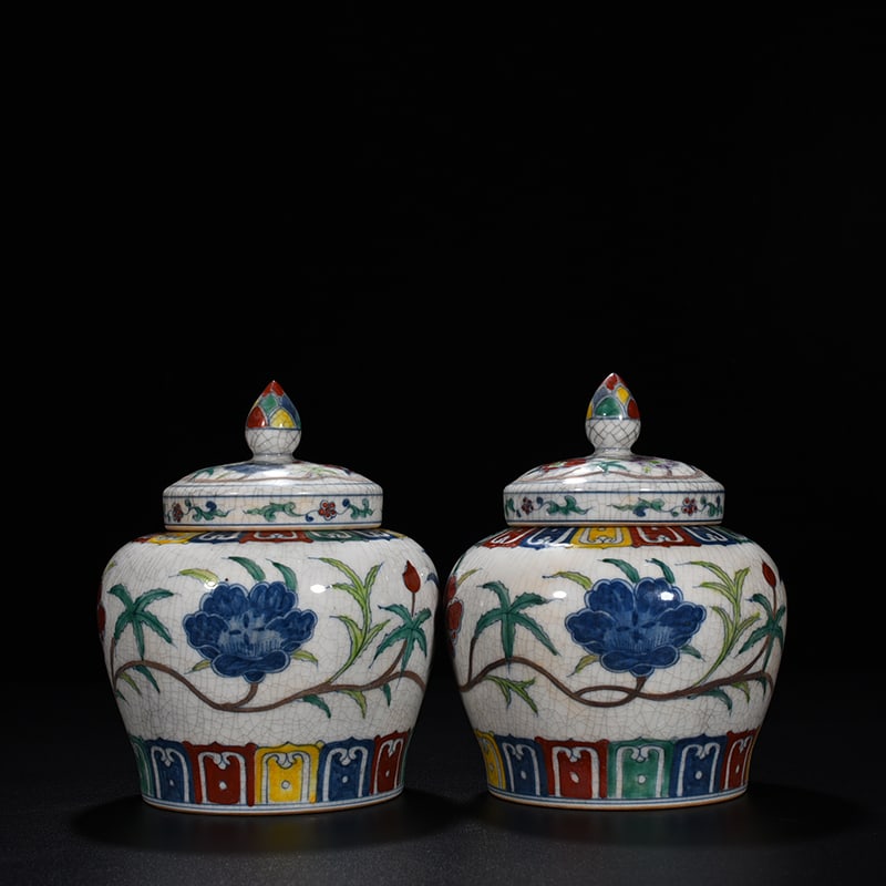 An Exquisite Chinese doucai okra lid jar: Size: Height 18 cm - Widthh 14 cm Materials: Porcelain Dynasty: Ming dynasty Attribution: chenghua Object: jar