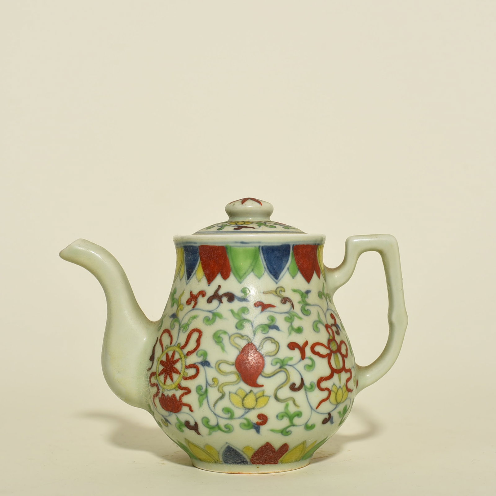 An Exquisite Chinese doucai pot: Size: Height 10 cm - Widthh 13 cm Materials: Porcelain Dynasty: Ming dynasty Attribution: chenghua Object: pot