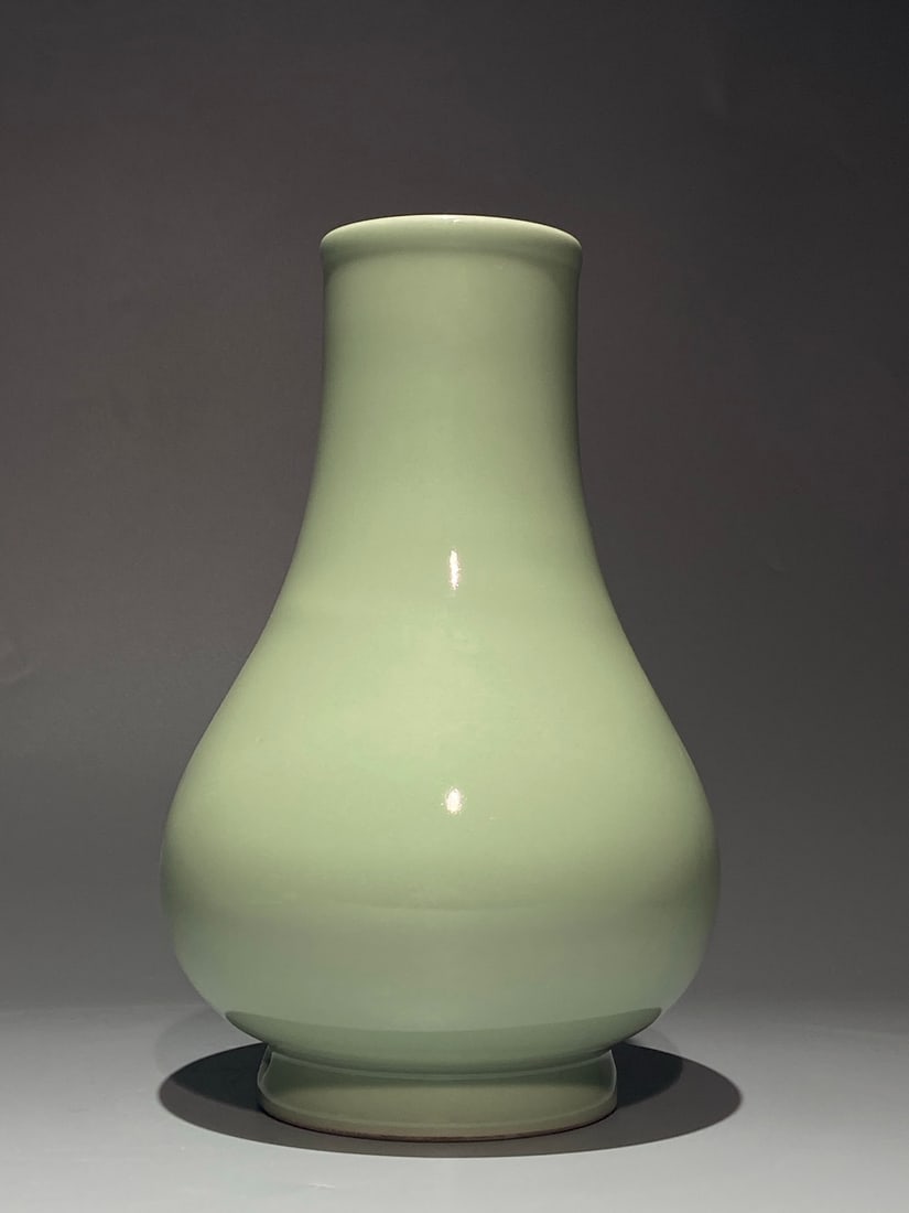 An Exquisite Chinese green glaze Pipa Porcelain jar (1 of 8)