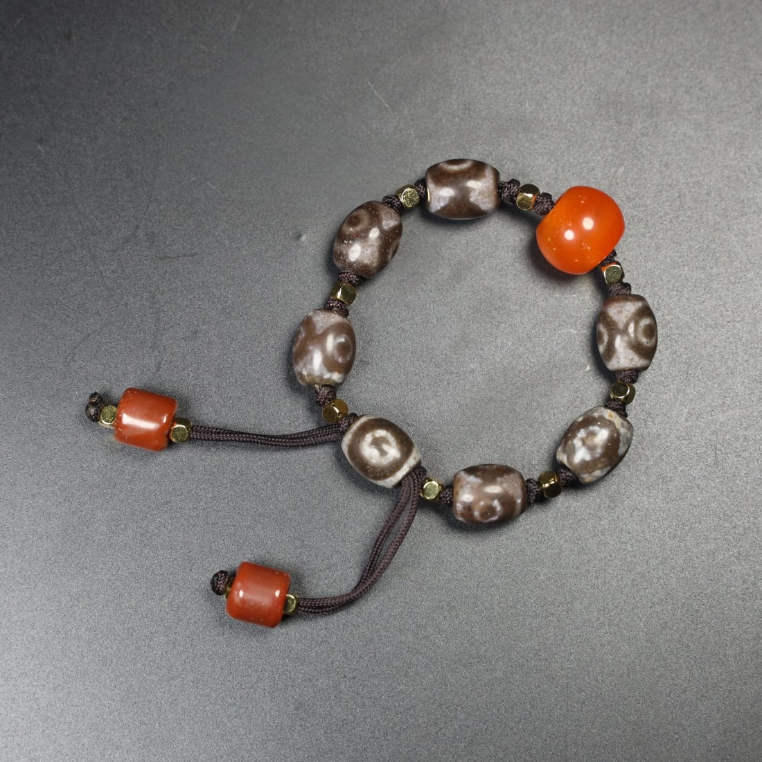 Chinese Natural Agate DZI Bead Bracelet: Size: Width 1.6 cm - Height 1.2 cm Materials: Agate Dynasty: Qing dynasty Attribution: Qianlong Period Object: Dzi bead bracelets
