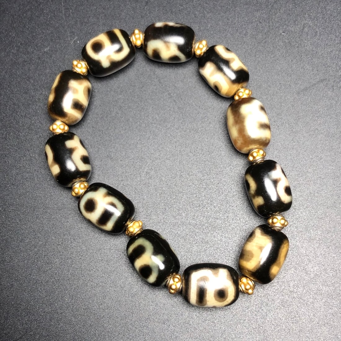 Chinese Natural Agate DZI Bead Bracelet: Size: Width 1.4 cm - Height 1 cm Materials: Agate Dynasty: Qing dynasty Attribution: Qianlong Period Object: Dzi bead bracelet
