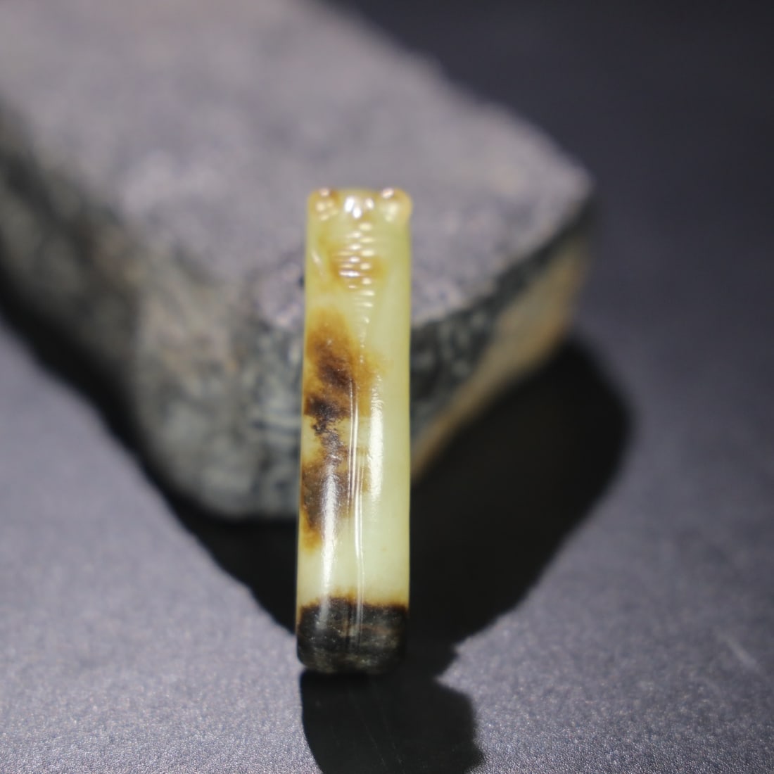 Chinese Natural Jade Carved belt buckle: Size: Width 6.1 cm - Height 1.4 cm Materials: Jade Dynasty: Qing dynasty Attribution: Qianlong Period Object: belt buckle