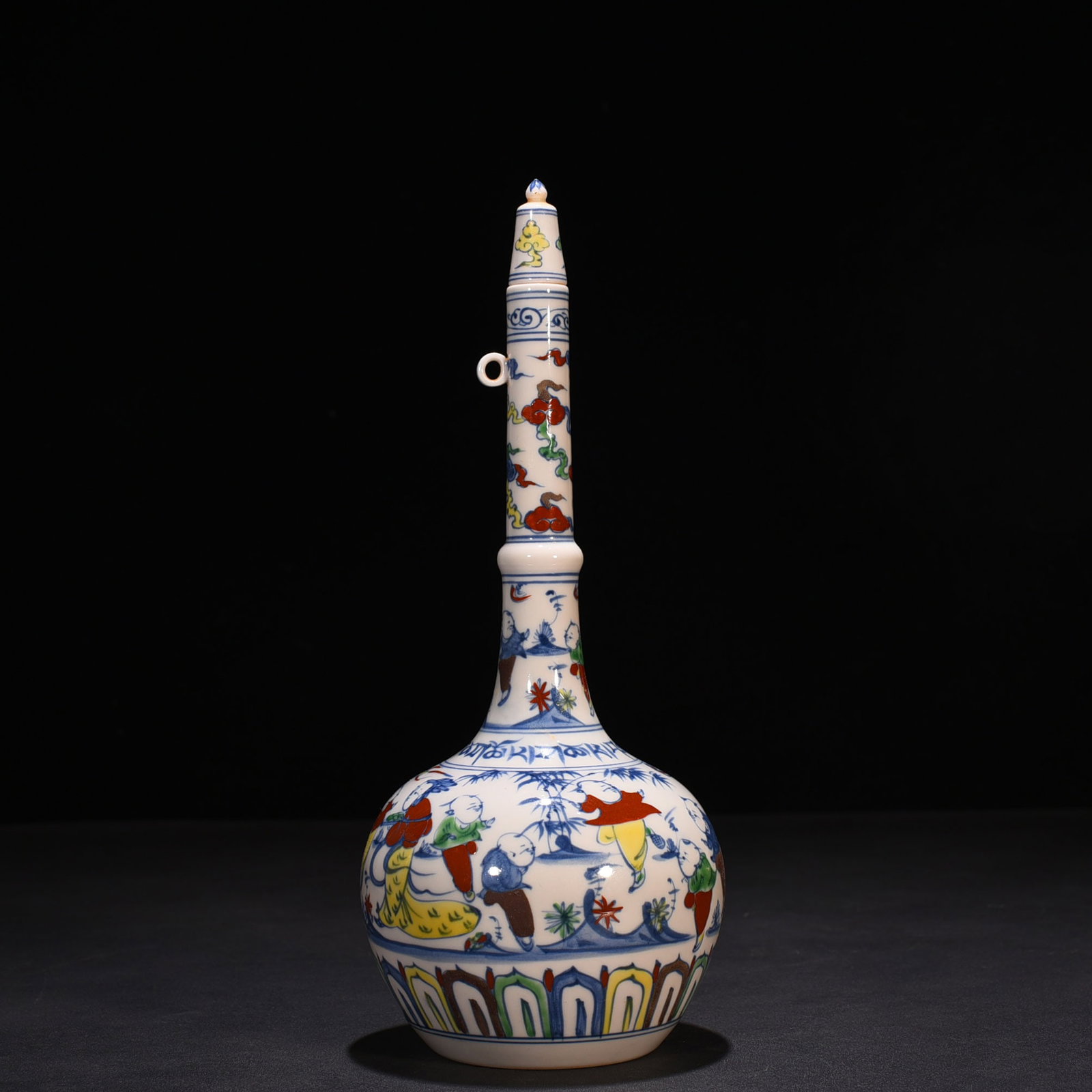 An Exquisite Chinese doucai gallbladder vase: Size: Height 30 cm - Widthh 12 cm Materials: Porcelain Dynasty: Ming dynasty Attribution: chenghua Object: vase