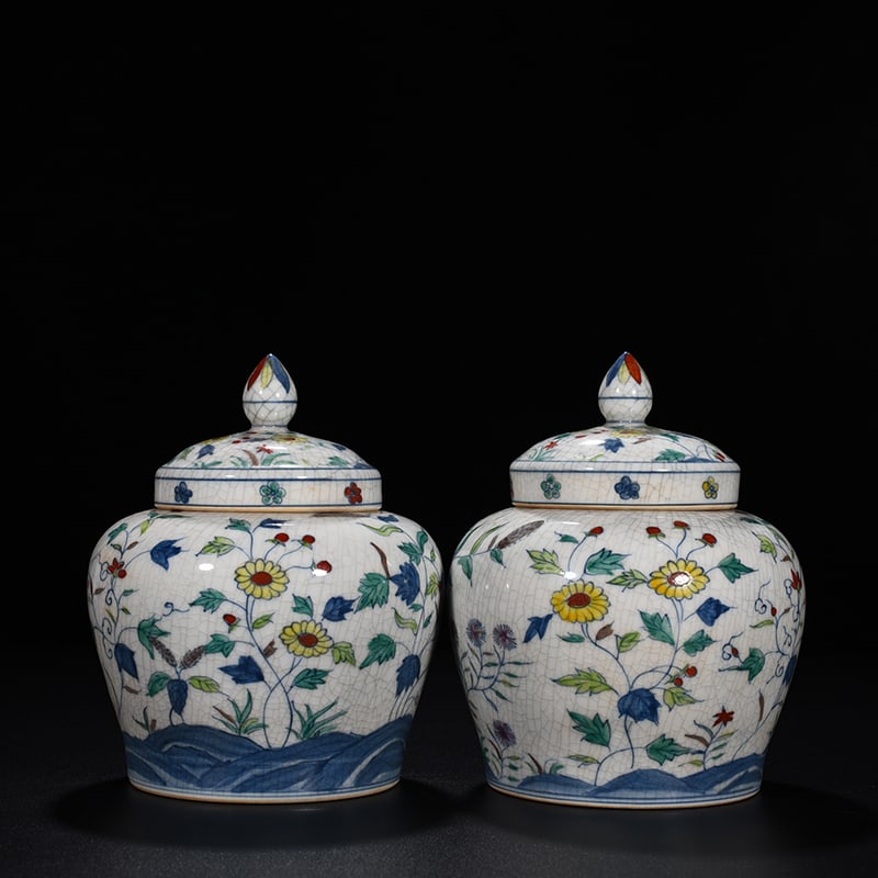 An Exquisite Chinese doucai lid jar: Size: Height 18 cm - Widthh 14 cm Materials: Porcelain Dynasty: Ming dynasty Attribution: chenghua Object: jar