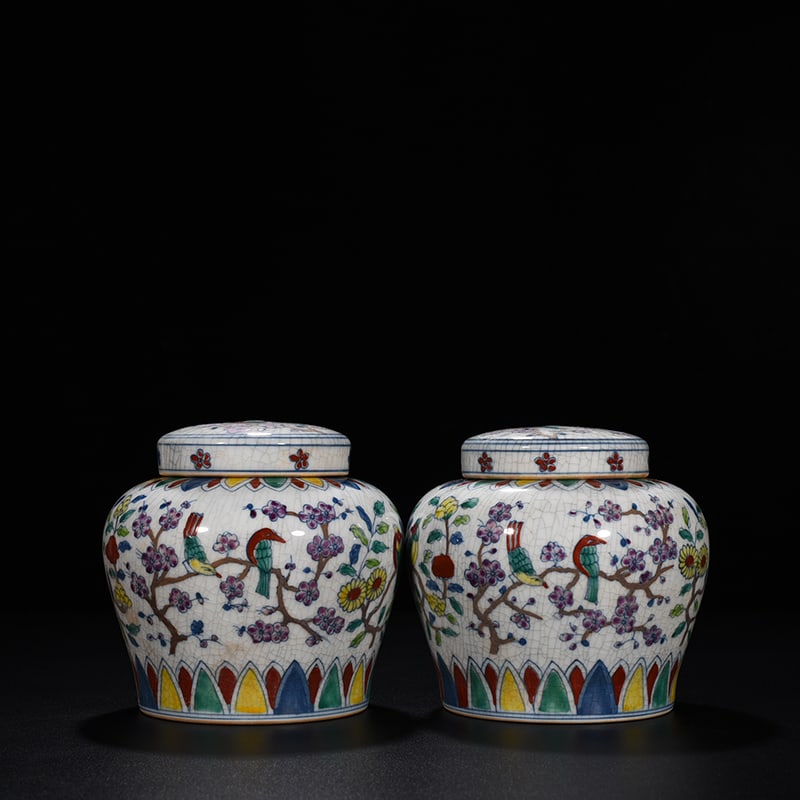 An Exquisite Chinese doucai jar: Size: Height 14 cm - Widthh 14 cm Materials: Porcelain Dynasty: Ming dynasty Attribution: chenghua Object: jar