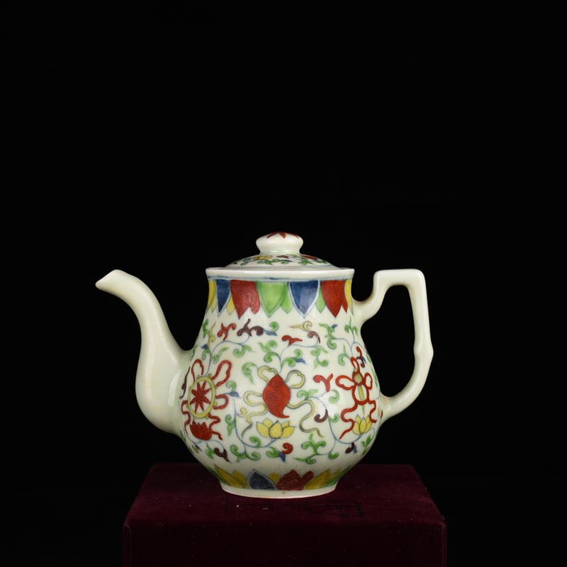 An Exquisite Chinese Doucai Holder Pot: Size: Height 12 cm - Widthh 14 cm Materials: Porcelain Time Period:Ming dynasty Attribution: chenghua Object: pot
