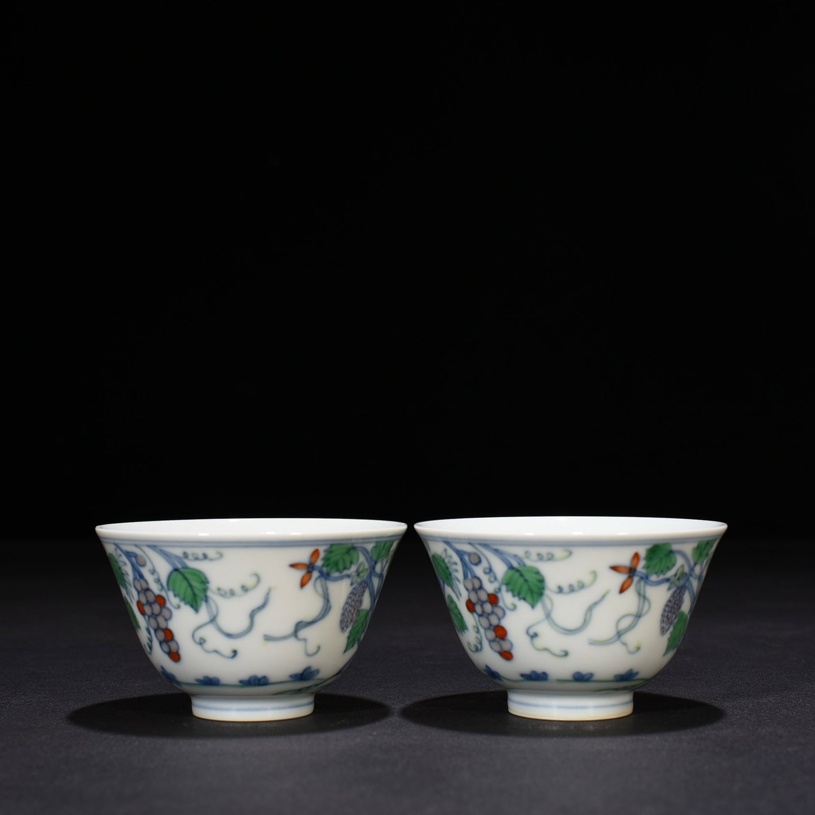 An Exquisite Chinese Doucai Grape Pattern Cup - 3
