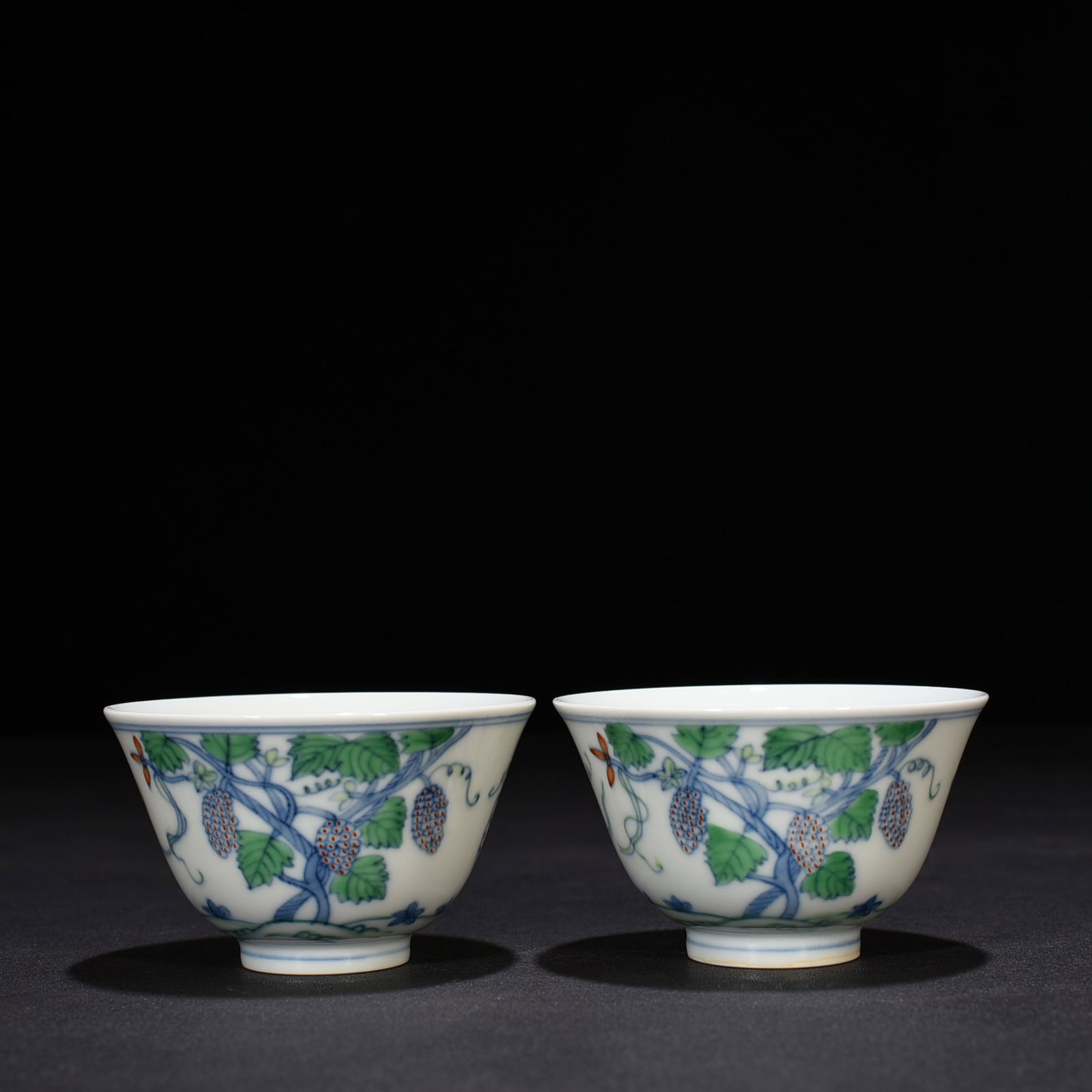 An Exquisite Chinese Doucai Grape Pattern Cup - 4