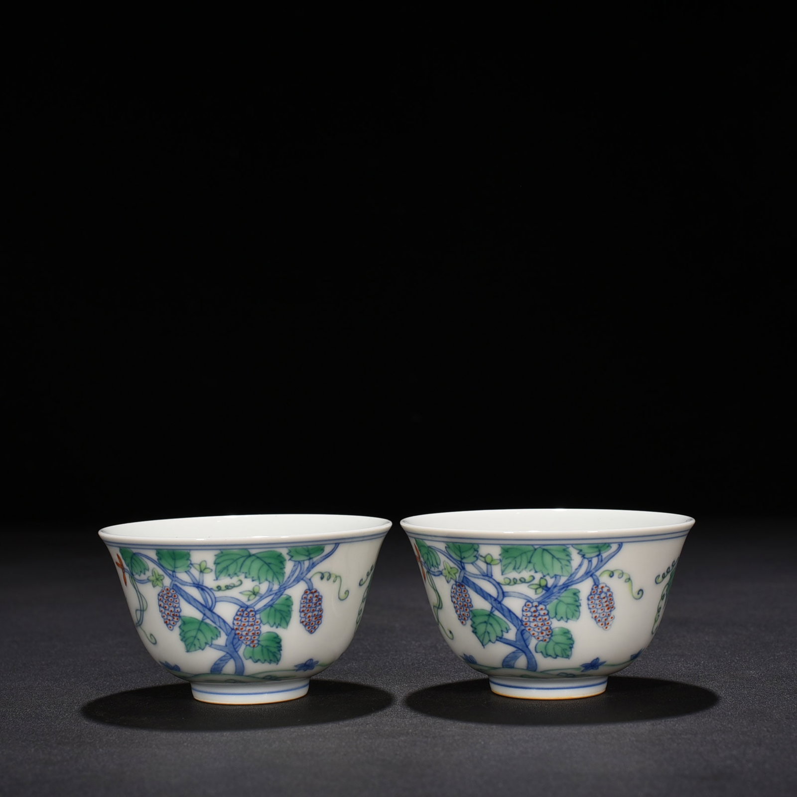 An Exquisite Chinese Doucai Grape Pattern Cup - 5