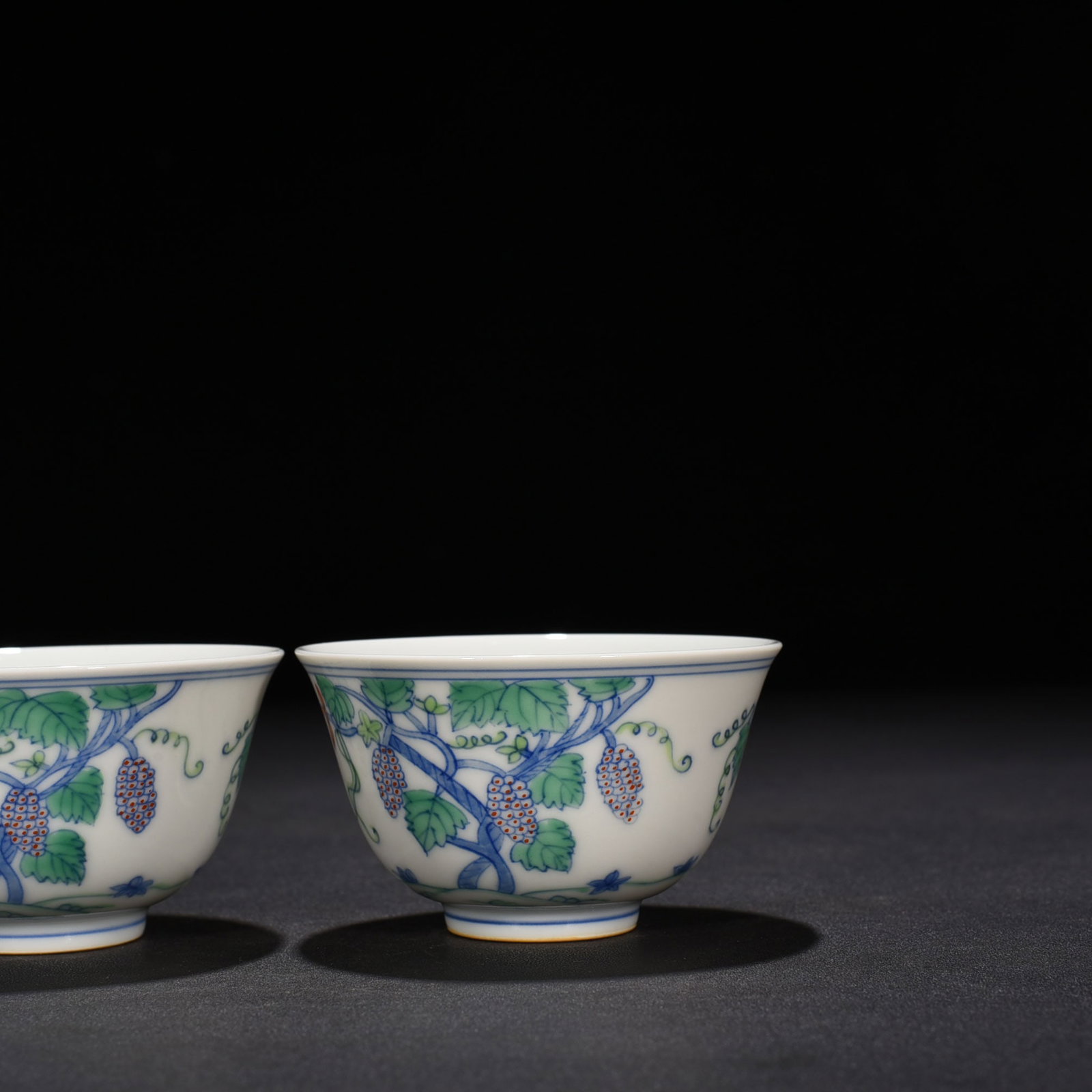 An Exquisite Chinese Doucai Grape Pattern Cup - 6