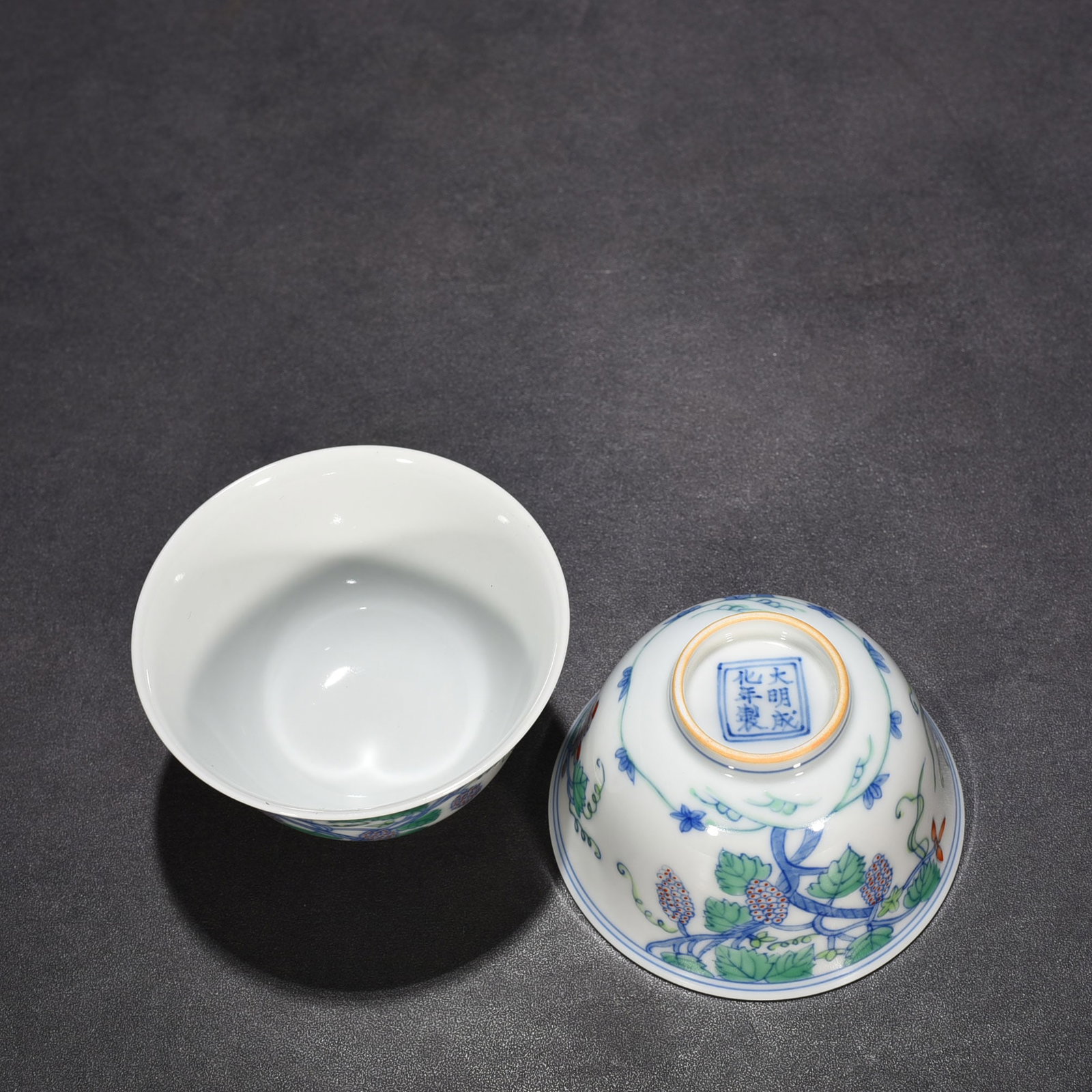 An Exquisite Chinese Doucai Grape Pattern Cup - 8