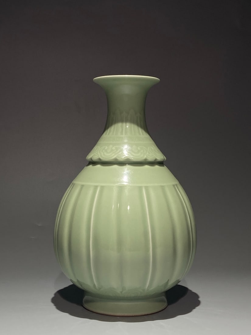 An Exquisite Chinese green glaze carved melon edge jadePorcelain pot spring Porcelain vase (1 of 8)