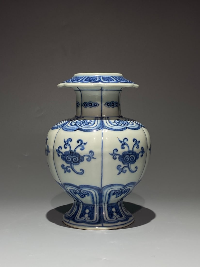 An Exquisite Chinese blue and white melon shaped Ganoderma lucidum pattern Porcelain jar: Size: Height 19 cm - Width 14 cm Materials: Porcelain Dynasty: Ming Dynasty Attribution: Xuande Period Object: jar