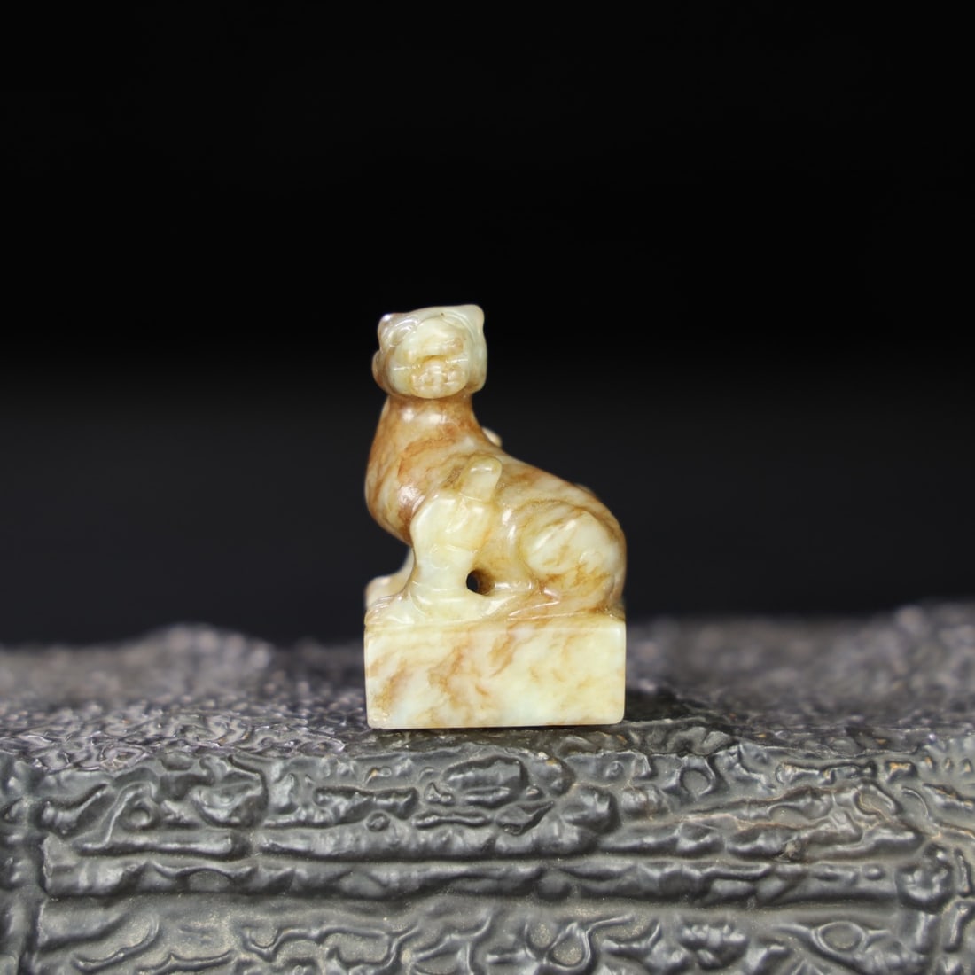 Chinese Natural Jade Carved Seals: Size: Height 3.8 cm - Width 2.5 cm Materials: Jade Dynasty: Qing dynasty Attribution: Qianlong Period Object: Seals