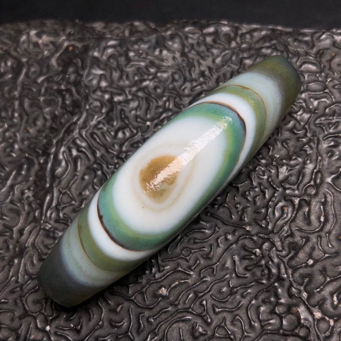 Chinese Natural Agate DZI Beads: Size: Width 5.2 cm - Height 1.5 cm Materials: Agate Dynasty: Qing dynasty Attribution: Qianlong Period Object: Dzi Beads