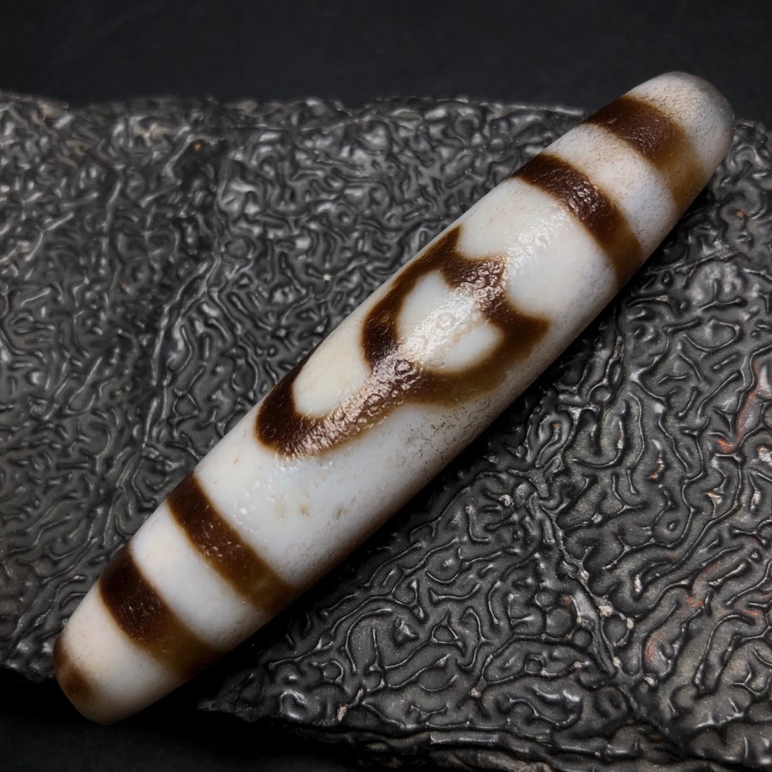 Chinese Natural Agate DZI Beads: Size: Width 7.8 cm - Height 1.6 cm Materials: Agate Dynasty: Qing dynasty Attribution: Qianlong Period Object: Dzi Beads