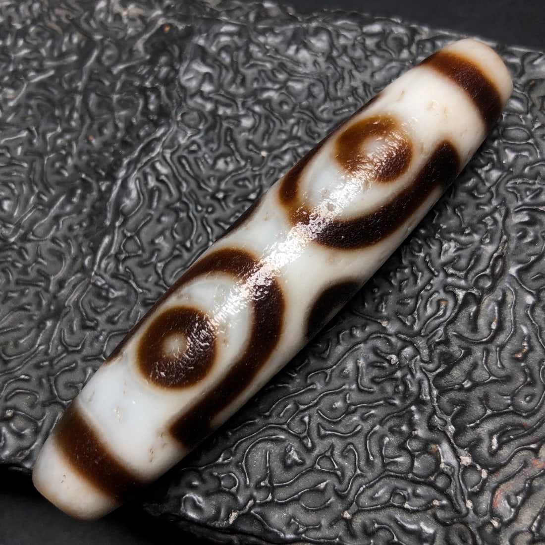 Chinese Natural Agate DZI Beads: Size: Width 6.8 cm - Height 1.5 cm Materials: Agate Dynasty: Qing dynasty Attribution: Qianlong Period Object: Dzi Beads