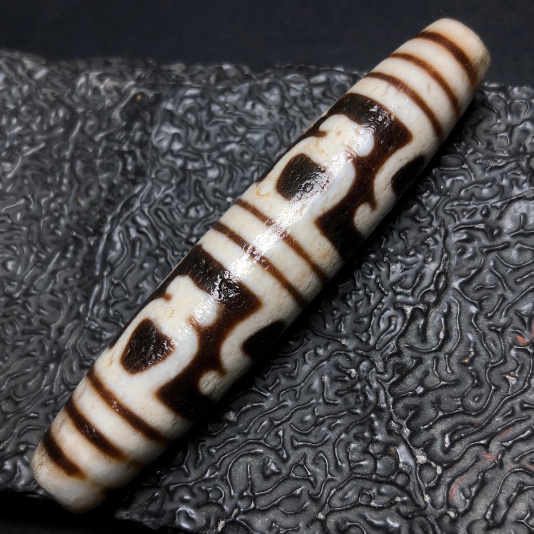 Chinese Natural Agate DZI Beads: Size: Width 7.6 cm - Height 1.5 cm Materials: Agate Dynasty: Qing dynasty Attribution: Qianlong Period Object: Dzi Beads