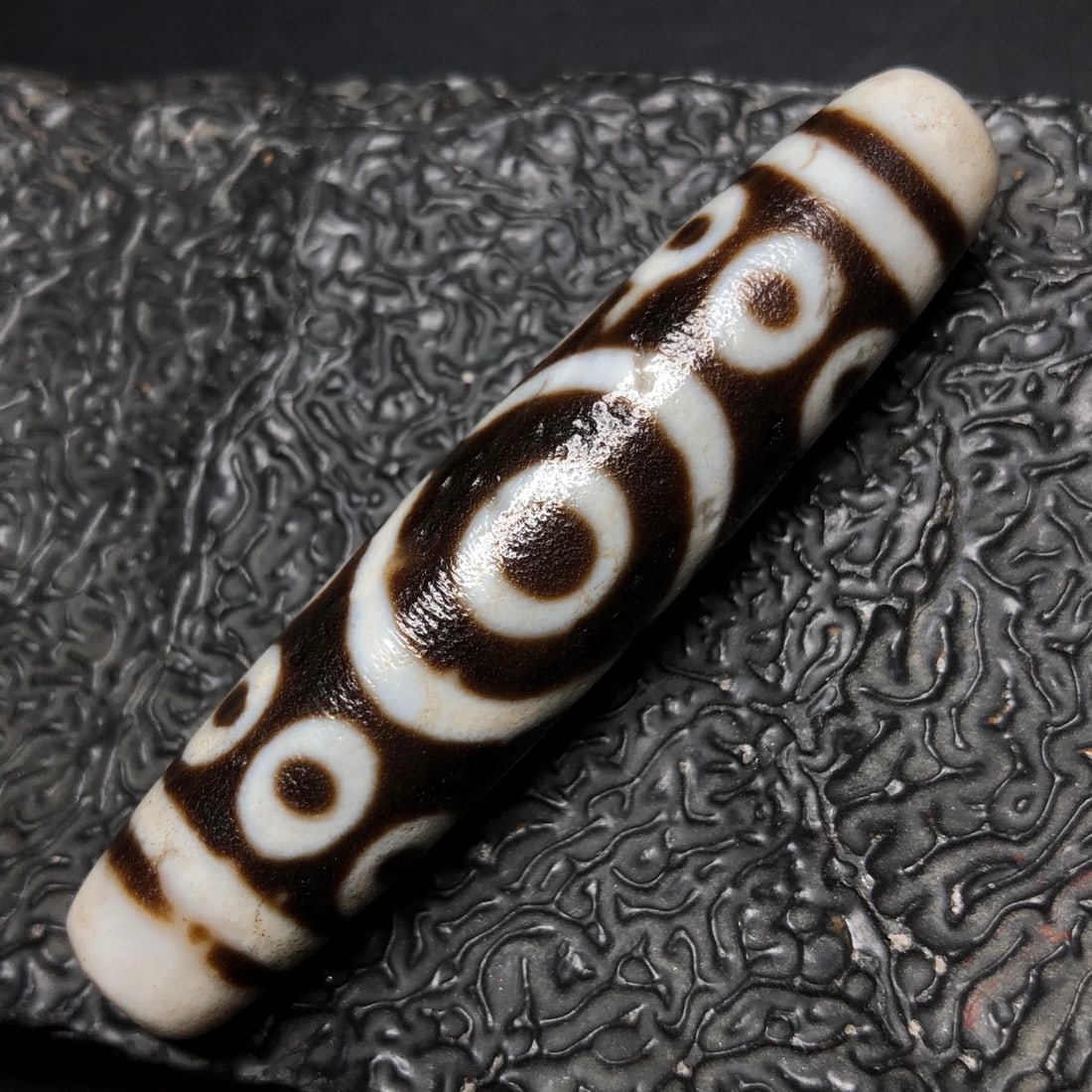 Chinese Natural Agate DZI Beads: Size: Width 6.8 cm - Height 1.4 cm Materials: Agate Dynasty: Qing dynasty Attribution: Qianlong Period Object: Dzi Beads