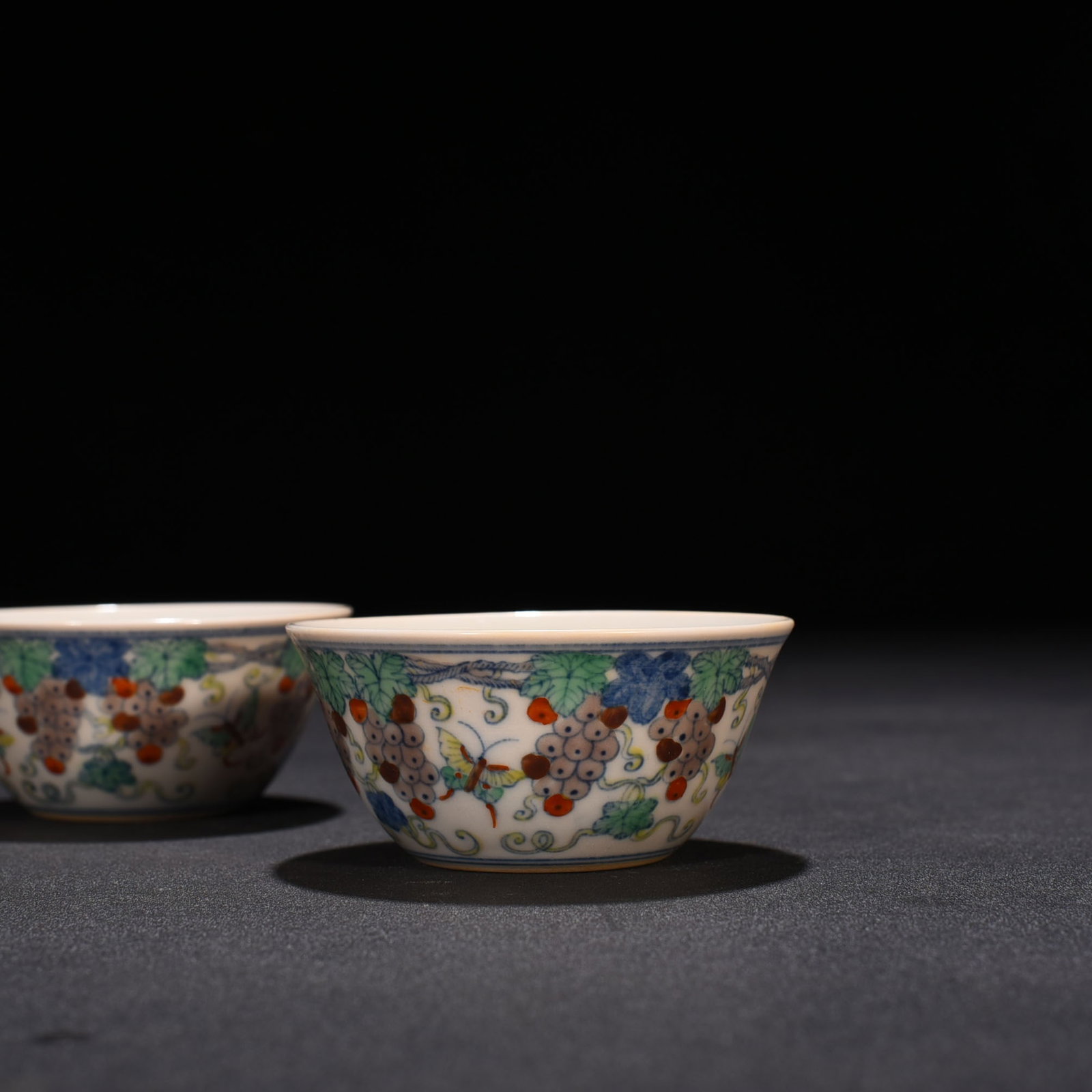 An Exquisite Chinese Doucai Grape Pattern Cup - 3
