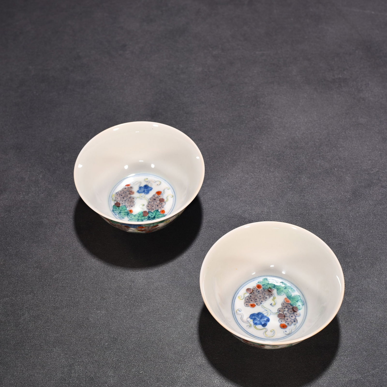 An Exquisite Chinese Doucai Grape Pattern Cup - 5