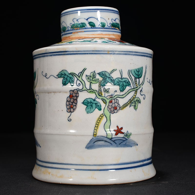 An Exquisite Chinese Doucai Grape Pattern Tea Jar - 2