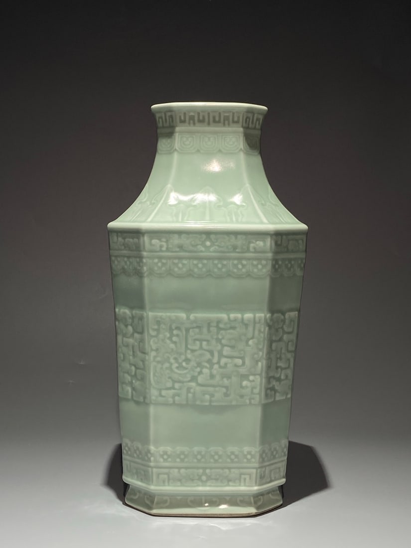 An Exquisite Chinese green glaze octagonal Kui dragon pattern Porcelain vase (1 of 8)