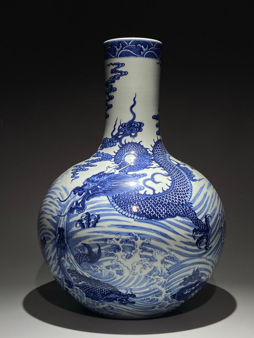 An Exquisite Chinese blue and white sea water dragon pattern Porcelain vase (1 of 8)
