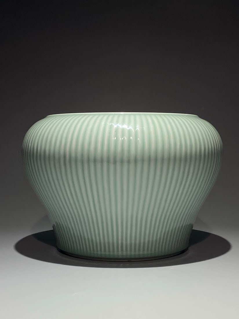 An Exquisite Chinese green glaze with chrysanthemum pattern Porcelain jar: Size: Width 28 cm - Height 18.3 cm Materials: Porcelain Dynasty: Qing Dynasty Attribution: Kangxi Period Object: jar